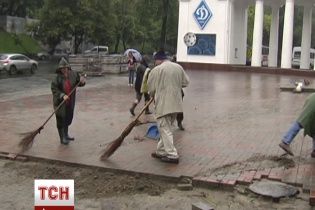 Комунальники майже з боєм з другої спроби розібрали барикаду біля стадіону Лобановського