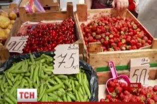 В Крыму продавцы упорно называют цены в гривнях, а пенсионеров цены в рублях пугают