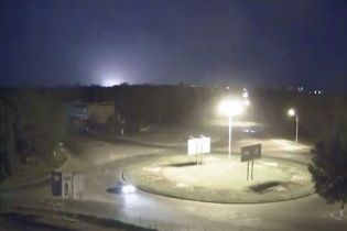 В Сети появилось видео мощного взрыва в Луганске вблизи аэропорта