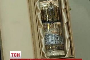 Алкогольные трофеи Януковича: эксклюзивная водка и настойка для потенции