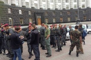 Бойцы Нацгвардии пикетируют Кабмин и требуют признать их участниками боевых действий