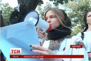 Під посольством РФ у Берліні босі українці у вишиванках нагадали росіянам про загиблих військових