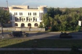 На Луганськ рухається колона танків, БТРів та вантажівок під прапорами Росії і Криму (відео)