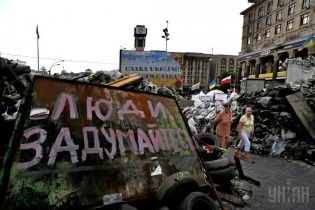 У центрі Києва прибирають барикади: псевдомайданівці приготували "коктейлі Молотова"