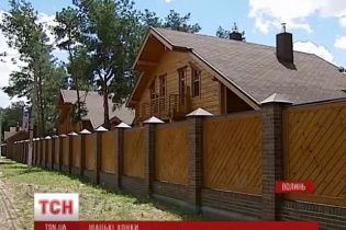 На Шацьких озерах стоїть "недоторканна" Хонка Януковича із золотими унітазами