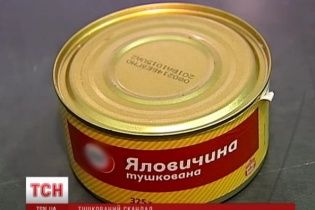 На столичному ринку пʼяні екс-майданівці збували гуманітарну тушонку для солдат