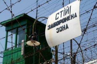 В бердичевской колонии бунтуют: тюремщики говорят, что осужденные приказывают приносить им наркотики