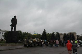 У Краматорську українські військові не дали знести Леніна