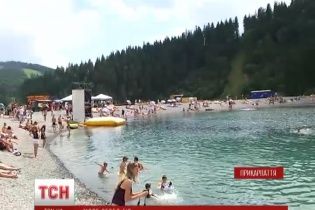 У "Буковелі" з'явилося штучне озеро з катамаранами, гідроциклами та водними лижами