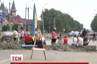 Траси до Румунії перекрили бетонними блоками, гіллям та автівками