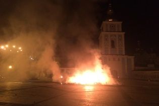 Посеред ночі на Михайлівській площі в Києві спалахнули намети