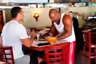 Кличко вылил стакан воды на голову американской "Пушке" (видео)