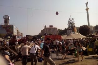 Во время уборки баррикад на Майдане произошла потасовка