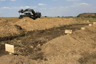 Под Донецком найдено стихийное захоронение с надписью "погибли за путинскую ложь"