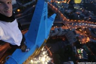 Автор желто-синей звезды над московской высоткой лихо "нагрел" LifeNews