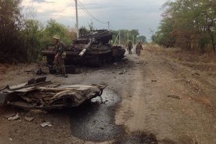 Бойцы АТО выходя из Иловайска, взяли в плен российских военных