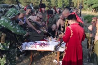 В Сети появилось видео, как бойцы АТО пишут письмо "царю" Путину