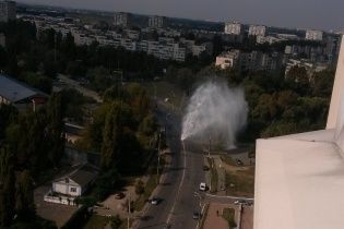 У Києві 10-метровий фонтан розірвав асфальт біля метро "Іподром"