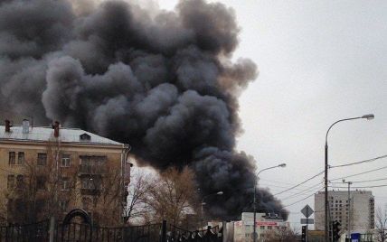 У Москві зайнялися великі склади: рятувальники залучають вертольоти