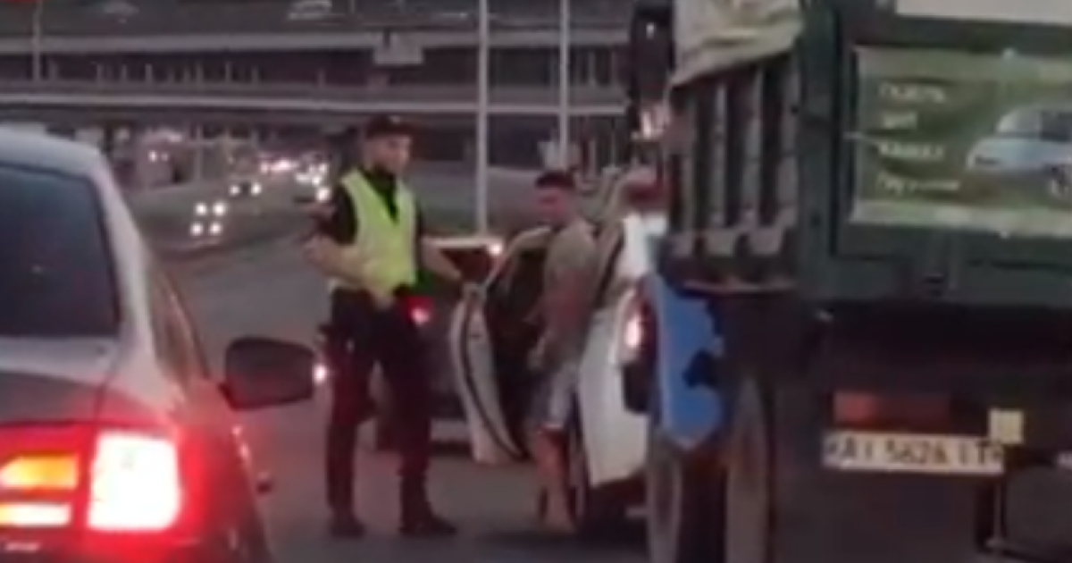 В Киеве водитель ГАЗа хотел выбросить мусор в лесу и, убегая от местных, протаранил Mercedes