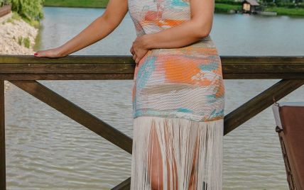У кольоровій сукні з бахромою: Тіна Кароль у яскравому образі знялася у серіалі