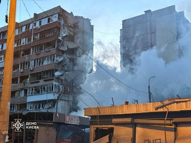 Російська армія масовано вдарила по Києву безпілотниками і ракетами. / © ГУ ДСНС у Києві