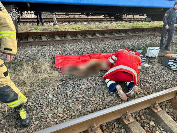 Підлітки залізли на потяг: один загинув, за життя двох борються лікарі