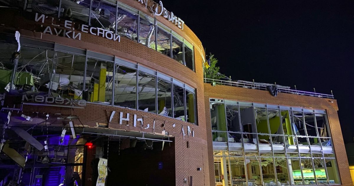 Фото з місця ракетного удару по Одесі 14 червня / Фото: ДСНС, з відкритих джерел