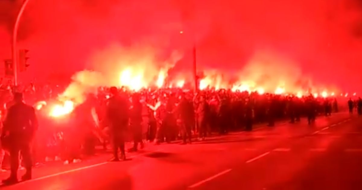 Фаєр-шоу у Мадриді. Фанати "Атлетіко" вогняним коридором зустріли команду перед матчем з "Ліверпулем"