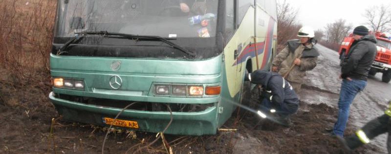 В Луганской области автобус с пассажирами съехал в кювет