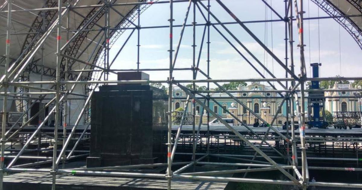 У Києві святкову сцену до Дня Незалежності встановили на братській могилі / © Володимир Прокопів / Facebook