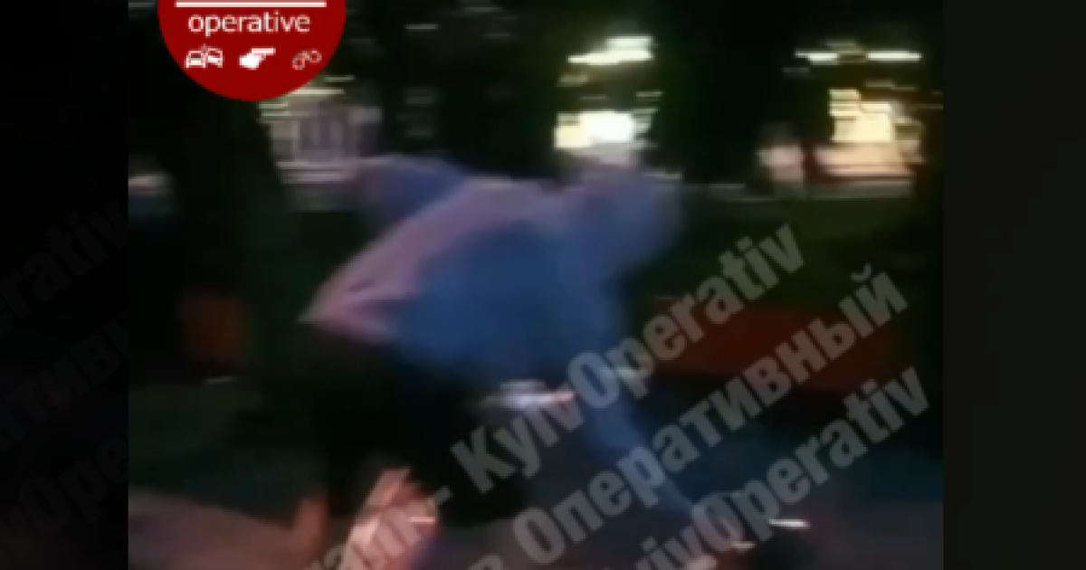 У Києві підліток скидав у фонтан прокатні велосипеди: відео