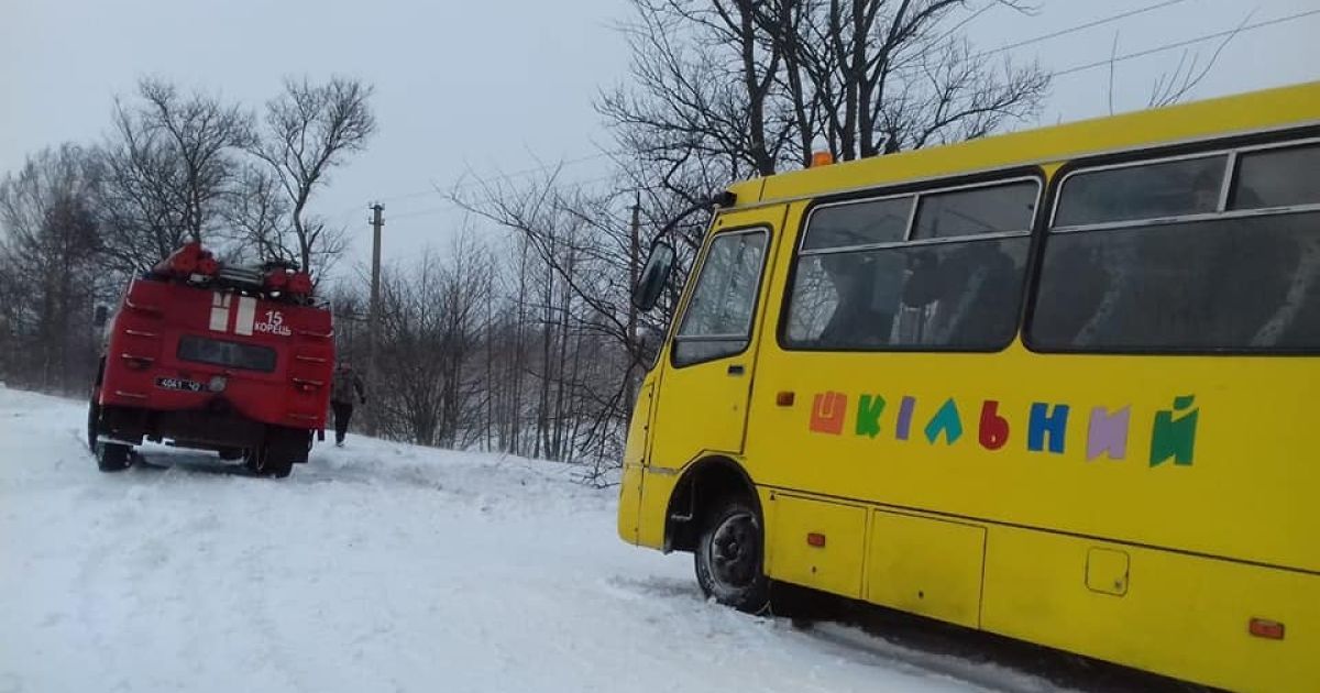 Снігопади у Західній Україні: рятувальники розблокували дороги та буксирували шкільні автобуси