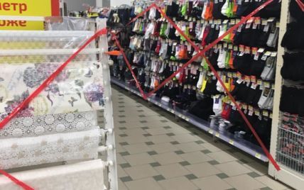 Локдаун в действии: в супермаркете под Киевом стеллажи с носками и скатертями заклеили красными лентами (фото)