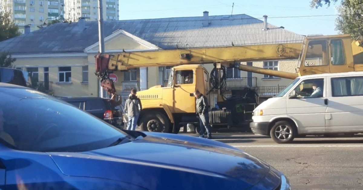 У Києві автокран стрілою проломив заднє скло машини: фото