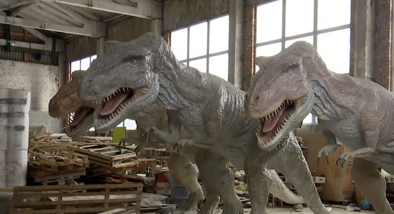 Житель Коломыи мастерит гигантских тираннозавров, чтобы открыть динопарк под открытым небом
