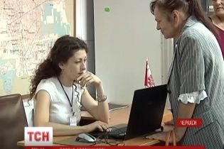 У Черкасах волонтери щодня пакують продуктові набори для сотень біженців
