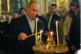 Путин в Москве поставил свечи за пострадавших "защитников Новороссии"
