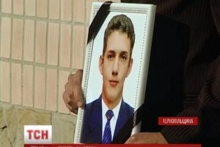 На Тернопільщині із двома учнями, які померли на уроках, прощалися шкільними дзвониками