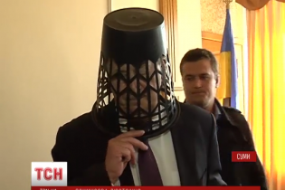 Trash Bucket Challenge: смітник на голові тимчасового очільника Сумщини та заява про відставку