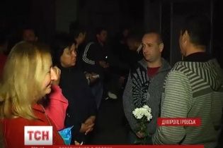У Дніпропетровську посеред ночі з квітами та борщем зустрічали бійців, які повернулися з полону