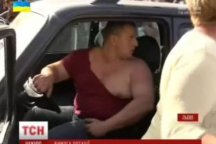 Во Львове родственники бойцов АТО рвали одежду и крушили авто, требуя ротации