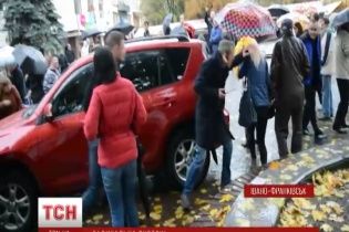 Ляшко пережив ганебну яєчно-гарбузову атаку в Івано-Франківську