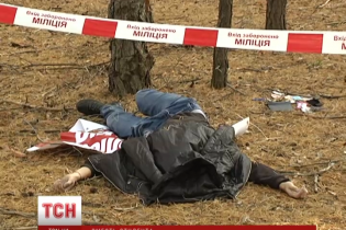 Під Києвом у лісі знайшли труп студента, який загадково лежав на політичному плакаті