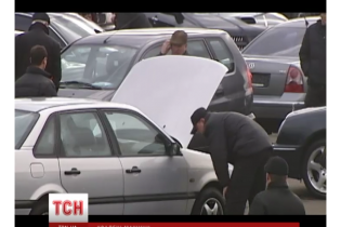 Київський авторинок заполонили "віджаті" дешеві автівки з Донбасу