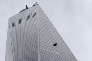 Двоє мийників вікон застрягли на 68-му поверсі Всесвітнього торгового центру в Нью-Йорку