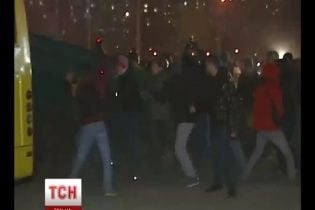 На Осокорках молодь із камінням і газовими балончиками вчинила побоїще з міліцією