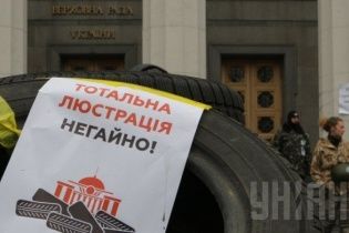 Після люстрації звільнили 357 чиновників - частина з них уже судиться за повернення крісел