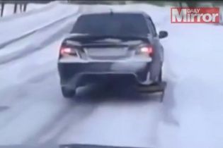 Россиянин удивил Интернет, установив вместо колеса детские санки