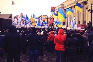 Будівлю Ради оточили мітингувальники. Онлайн-трансляція